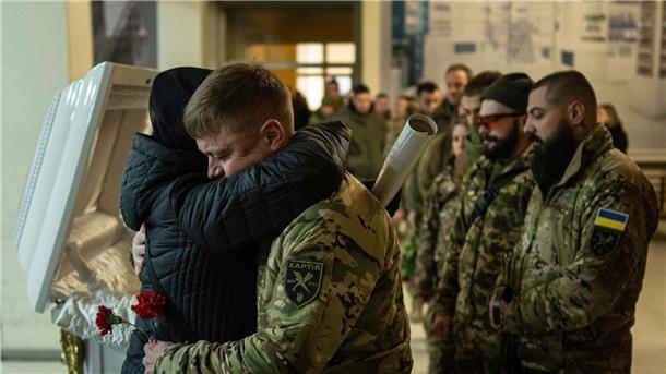 Historiker: Vermute, dass Krieg in halbem Jahr vorbei ist Die Mutter der getöteten ukrainischen Soldatin des Khartia-Bataillons Vladyslava Chernyh umarmt einen Kameraden ihrer Tochter während einer Beerdigungszeremonie.