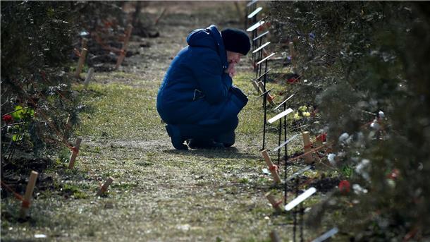 USA: Seit Anfang Dezember 20.000 Russen bei Bachmut gefallen Die Mutter eines russischen Soldaten, der bei einer Militäraktion in der Ukraine getötet wurde, kniet neben einem Baum, der zum Gedenken an ihren Sohn in der Allee der Helden in Sewastopol auf der Krim gepflanzt wurde.