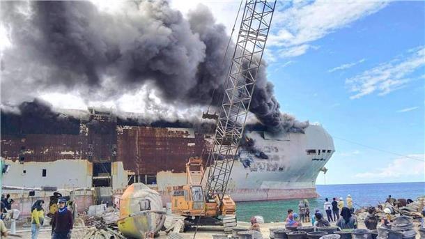 Die „MV Diamond Highway“ hat bei Bergungsarbeiten Feuer gefangen.