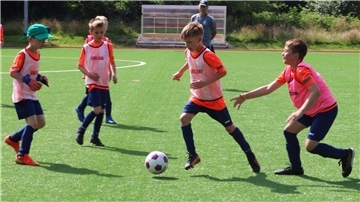 Die Nachwuchskicker hatten Hemden mit den Namen der EM-Länder an und spielten wie die Großen um das Finale.