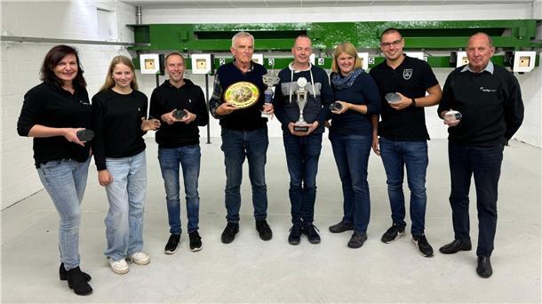 Die Namen vom Bild von Links: Christina Meyer,Lara Hellmers,Björn Ostendorf,Manfred Böning,Stefan Gloystein (Siedlerbund) Anika Schröder,Daniel Freels und Wilfried Albers