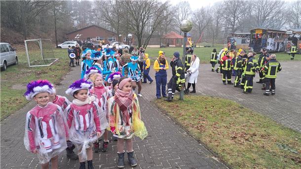 Die schönsten Fotos vom Karneval in Wehdel: Was für ein bunter Umzugstrubel Die Narren sammeln sich bei der Freiwiliigen Feuerwehr Altluneberg.