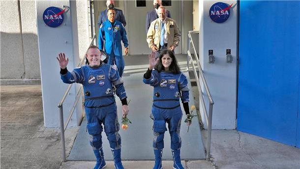 „Starliner“ zu erstem Flug mit Besatzung aufgebrochen Die Nasa-Astronauten Butch Wilmore (l) und Suni Williams kurz vor dem Start in  Cape Canaveral zu gehen.
