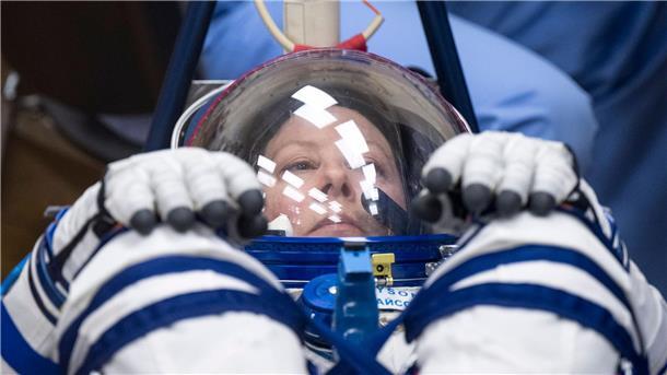 Zwei Frauen und ein Kosmonaut unterwegs zur ISS Die Nasa-Astronautin Tracy Dyson lässt den Druck ihres Sokol-Anzugs überprüfen.