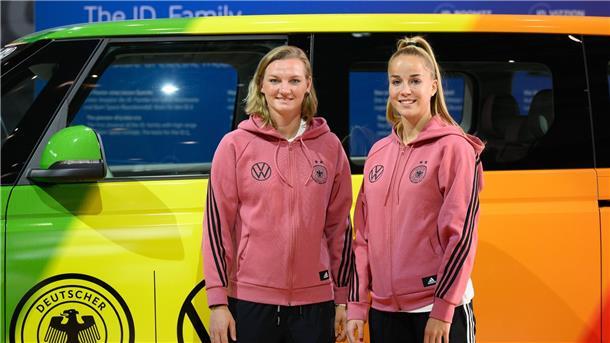 Fußballfrauen und Robbie Williams bei „Wetten, dass..?“ Die National-Spielerinnen Alexandra Popp (l) und Giulia Gwinn sind zu Gast bei „Wetten, dass..?
