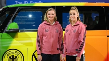 Die National-Spielerinnen Alexandra Popp (l) und Giulia Gwinn sind zu Gast bei „Wetten, dass..?