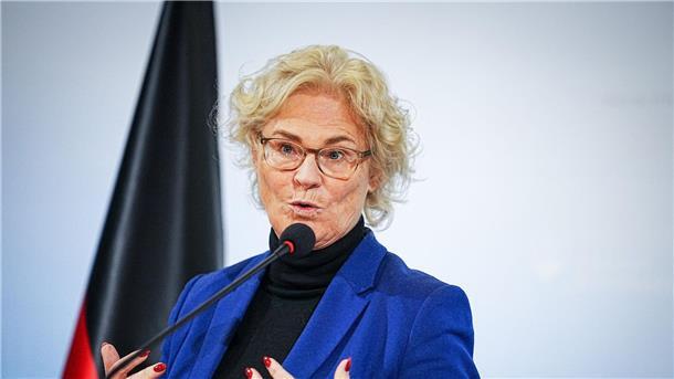 „Die Nato, unsere Alliierten, können sich zu hundert Prozent auf die Zusagen aus Deutschland verlassen“: Bundesverteidigungsministerin Christine Lambrecht.