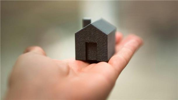 Miniaturhaus in der Hand