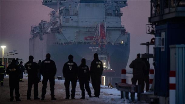 Lubminer LNG-Terminal erhält Genehmigung für Testbetrieb Die „Neptune“ fährt in den Hafen von Lubmin. Das Spezialschiff kann LNG aufnehmen, erwärmen und gasförmig machen.