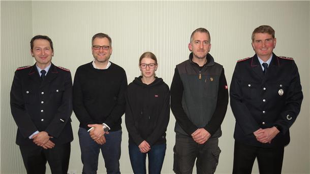 Feuerwehr Freetz ehrt langjährige treue Kameraden Die neu aufgenommenen Mitglieder von links: stellvertretender Ortsbrandmeister Steffen Schölermann, Stephan Reese, Sophie Delamotte, Lars Vinke und Ortsbrandmeister Heiko Wollenberg.