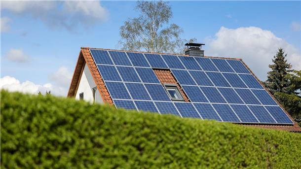 Die neu installierte PV-Leistung auf Eigenheimen sind um 135 Prozent gestiegen.