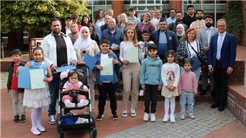 Gruppenfoto: Die Neubürgerinnen und Neubürger mit dem Ersten Kreisrat Friedhelm Ottens (rechts) vor dem Kreishaus
