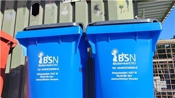 Die neue Abgabemöglichkeit für Speisefette und -öle im Landkreis: Die blauen „OckoBoxen“ stehen auf den Entsorgungsanlagen in Helvesiek und Seedorf.
