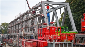 Die neue Eisenbahnbrücke wird auf ihrem Bauplatz an der Cherbourger Straße transportbereit gemacht.