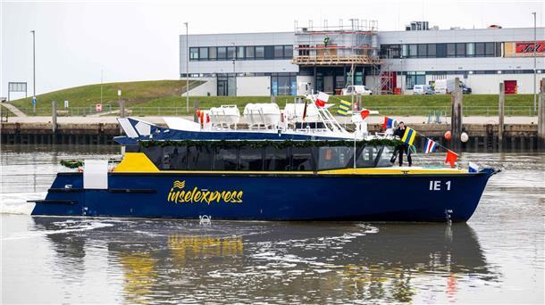 Die neue Fähre „Inselexpress 1“ fährt durch den Hafen von Norddeich.