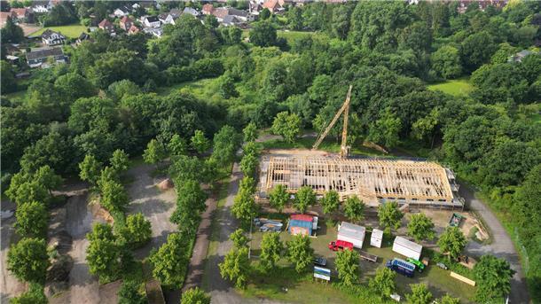 Die neue Kita unweit des Vörder Sees aus der Vogelperspektive. Am 21. Mai erfolgte der erste Spatenstich für den Neubau, am Donnerstag, 24. Juli, konnte bereits Richtfest gefeiert werden.