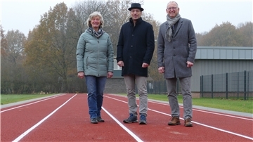 Die neue Kurzstreckenbahn in Bexhövede ist freigegeben: Anne Böttjer von der Loxstedter Gemeindeverwaltung, Landschaftsarchitekt Lüder Hoppe, Bürgermeister Detlef Wellbrock (von links).