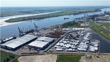 Die neue Lagerfläche am Schwerlastterminal Niedersachsenkai ist im Bild rechts zu sehen.