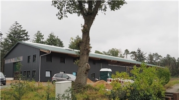 Die neue Lagerhalle ist außen fast fertig, innen sind allerdings noch umfangreiche Arbeiten erforderlich.