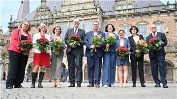 Gruppenaufnahme der Senatoren vor dem Bremer Rathaus. 