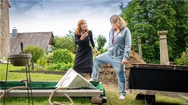 Die neue NDR-Serie „Reisen mit Muddi“ wurde unter anderem in Wurster Nordseeküste gedreht. Es geht um die schwierige Beziehung zwischen Tochter Agnetha (gespielt von Alwara Höfels) und Mutter Naina (Andrea Sawatzki).