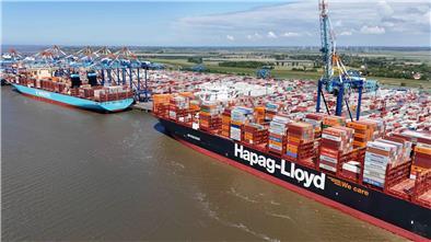 Containerschiffe liegen am Terminal.