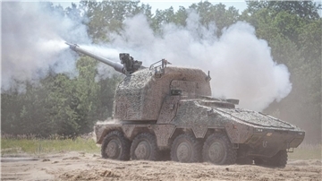 Die neue Radhaubitze RCH 155 des Panzerherstellers KNDS in Aktion auf dem Truppenübungsplatz Altengrabow.