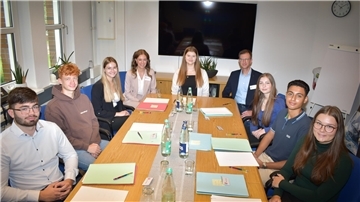 Die neuen Auszubildenden während einer Besprechung mit der Amtsleitung im Finanzamt Nordenham (von links): Cedric Blohm, Niklas Keiser, Nadja Migdal, Ausbildungsleiterin Pia-Charlotte Holthaus, Ines Ostendorf, Finanzamtsleiter Malte Niewerth, Lena Amelie Vöge, Diar Samara und Samira Meinen.