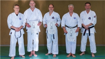 Die neuen Dan-Träger mit ihren Prüfern (v.l.n.r.): Manfred Schramm, Stefan Thiele, Tino Kunze, Bernd Hesse und Holger Janßen.