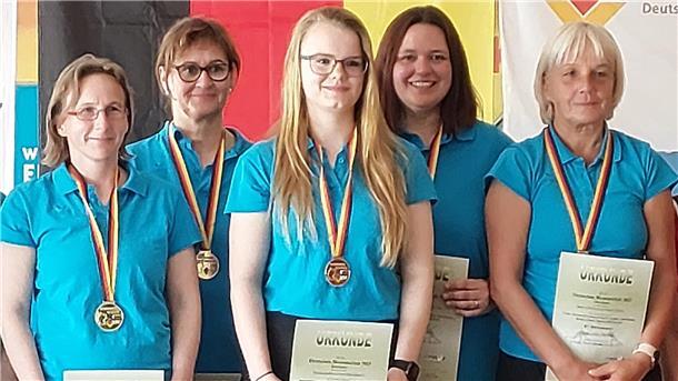Die neuen deutschen Meister der Damen im Dreibahnenspiel (von links): Sabrina Fischer-Hartmann, Claudia Lippka, Monique Breitschuh, Ines Onken und Marina Clauß vom Keglerverein Bremerhaven.