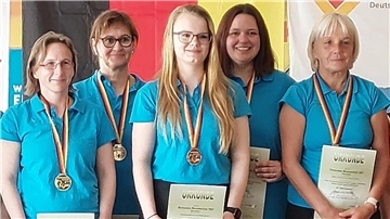 Die neuen deutschen Meister der Damen im Dreibahnenspiel (von links): Sabrina Fischer-Hartmann, Claudia Lippka, Monique Breitschuh, Ines Onken und Marina Clauß vom Keglerverein Bremerhaven.