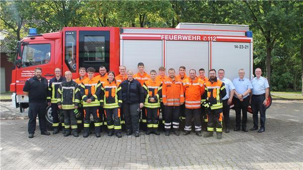 Die neuen Einsatzkräfte der Selsinger Feuerwehren mit einem Teil der Ausbilder und Gemeindeausbildungsleiter Kai Marens (Dritter von rechts), dem stellvertretenden Kreisausbildungsleiter Heiko Zillen (Zweiter von rechts) und Abschnittsleiter Jörg Suske (rechts).