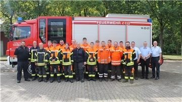 Die neuen Einsatzkräfte der Selsinger Feuerwehren mit einem Teil der Ausbilder und Gemeindeausbildungsleiter Kai Marens (Dritter von rechts), dem stellvertretenden Kreisausbildungsleiter Heiko Zillen (Zweiter von rechts) und Abschnittsleiter Jörg Suske (rechts).
