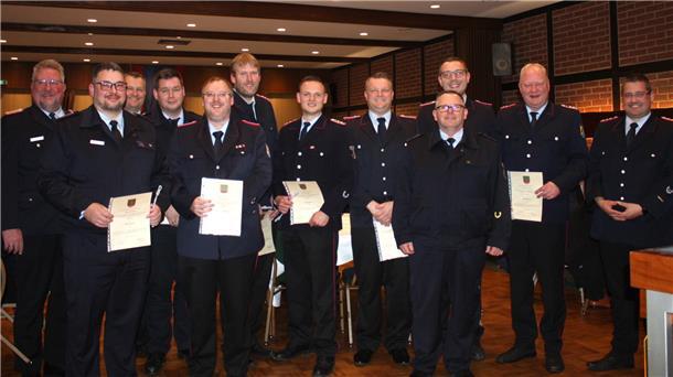 Die neuen Führungskräfte der Ortsfeuerwehren und die Beförderten aus dem Abschnitt Wesermünde-Süd.