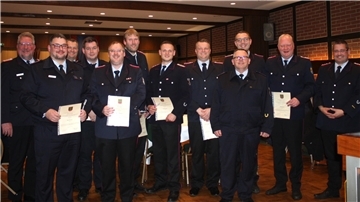 Die neuen Führungskräfte der Ortsfeuerwehren und die Beförderten aus dem Abschnitt Wesermünde-Süd.