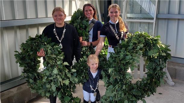 Die neuen Königinnen im Sellstedter Ringreiten (von links nach rechts): Amelie Buschhorn (Pony), Lisa Bechtloff (Erwachsen), Eske Bieder (Jugend) und stehend davor Ronja Schröder (Führzügel).
