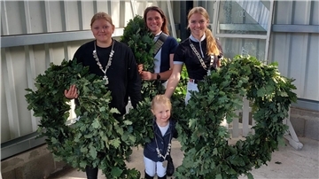 Die neuen Königinnen im Sellstedter Ringreiten (von links nach rechts): Amelie Buschhorn (Pony), Lisa Bechtloff (Erwachsen), Eske Bieder (Jugend) und stehend davor Ronja Schröder (Führzügel).
