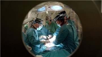 „Die neuen Leitlinien empfehlen klar, die Versorgung der Aorta in einem eigenen Fachgebiet zu bündeln“, sagt Mediziner Martin Czerny vom Uniklinikum Freiburg - statt wie bisher Erkrankungen je nach Art und Lage entweder in der Herzchirurgie oder in der Gefäßchirurgie zu behandeln (Symbolfoto).