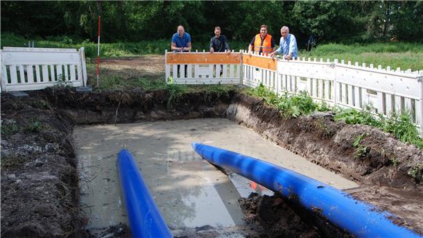 Die neuen Leitungen werden unterirdisch vorangetrieben. Vom Fortgang der Arbeiten rund ums Wasserwerk Bederkesa überzeugen sich (von links): Rohrnetzmeister Stefan Thiele, technischer Leiter Nils Richter, Bauleiter Ralf Bergmeier und Wasserwerk-Geschäftsführer Marcus Mende. Foto Schoener