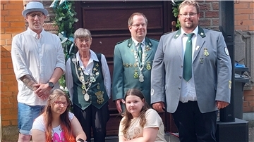 Die neuen Majestäten posieren zum Foto.