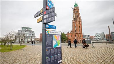 Die neuen Wegweiser sehen schick aus, lassen aber inhaltlich zu wünschen übrig. Hier ist das Exemplar an der Sportbootschleuse zu sehen.
