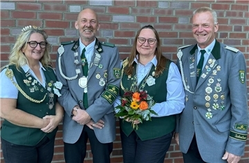 Die neuen Würdenträger des Schützenvereins Barkhausen: (von links) Herbstmeisterin und amtierende Schützenkönigin Carmen Aldag, Herbstmeister und Vizekönig Karl Schröter, Vizekönigin Marion Blanken sowie Cord Schöning.