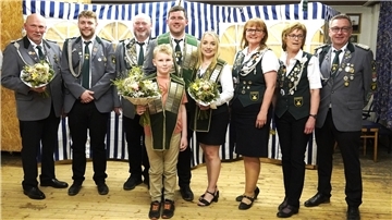 Die neuen Würdenträger des Schützenvereins Klenkendorf stellen sich vor: Rüdiger Thoden (Alterskönig, von links), Colin Galda (1. Begleiter), Dieter Burmester (2. Begleiter), Jascha Murck (König), Marina Thoden (Königin), Susanna Heitmann (Monarchenkönigin und 1. Begleiterin), Petra Thoden (2. Begleiterin), Jürgen Slotosch (Präsident und Monarchenkönig) sowie (vorne) Kinderkönig Jakob Schnackenberg.