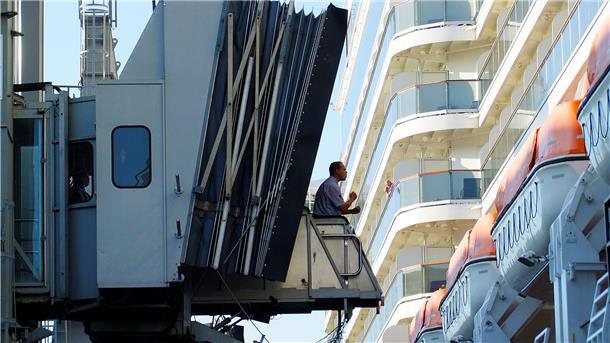 Die neuen XXL-Passagierbrücken an der Columbuskaje sollen länger und breiter sein als die bisherigen Geräte, die seit fast 20 Jahren im Einsatz sind. Mit ihnen sollen auch große Schiffe zügig abgefertigt werden. Foto: Archiv