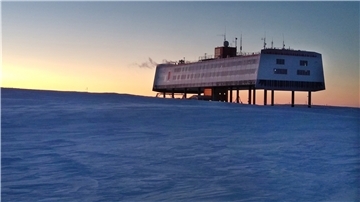 Die Neumayer-Station III in der Antarktis. Acht Monate verbringen Forscher hier isoliert, teils ohne Sonnenlicht, in einer Umgebung aus Schnee und Eis mit Durchschnittstemperaturen unter minus 30 Grad.