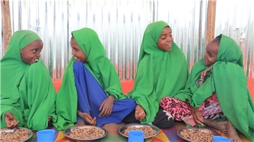 Die neunjährige Fatuma (2.v.r), hier beim Essen mit ihren Schulfreundinnen, will einmal Lehrerin werden. Das Mädchen aus Äthiopien kann dank einer UN-Initiative erstmals zur Schule gehen, bekommt eine warme Mahlzeit am Tag und Zugang zu sauberem Wasser - keine Selbstverständlichkeit in der Region.
