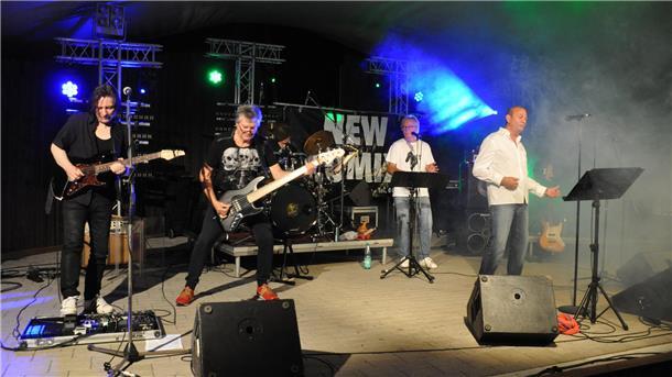 Die New Comix rocken live auf der Bühne: Heute gehören Keyboarder Axel Figur, Gitarrist Gunnar Heyse, Schlagzeuger Sebastian Harder, Bassist Michael Just sowie Sänger Georg Mavros zur Band. Die Lokalmatadoren treten am Sonnabend bei der Jubiläumsdisco auf dem Parkplatz der Ostetalschule auf.