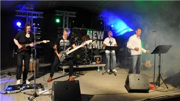 Die New Comix rocken live auf der Bühne: Heute gehören Keyboarder Axel Figur, Gitarrist Gunnar Heyse, Schlagzeuger Sebastian Harder, Bassist Michael Just sowie Sänger Georg Mavros zur Band. Die Lokalmatadoren treten am Sonnabend bei der Jubiläumsdisco auf dem Parkplatz der Ostetalschule auf.