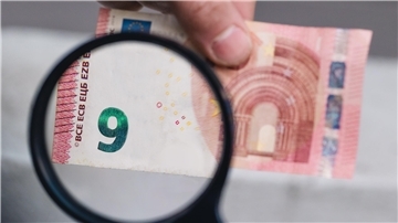 Die NGG hat einen 9-Euro-Schein entworfen. Der soll symbolisieren, dass das, was Arbeitnehmer als Lohn erhalten, immer weniger wert ist.
