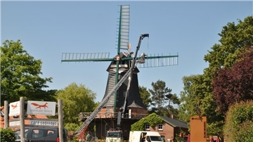 Die niederländischen Mühlenbauer montieren gerade den letzten der vier neuen Flügel an der Seefelder Mühle. Fertig sind sie zu diesem Zeitpunkt aber noch lange nicht.